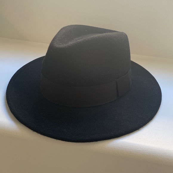 Looking for a cute hat for spring ? Here it is! - Picture 2 of 2